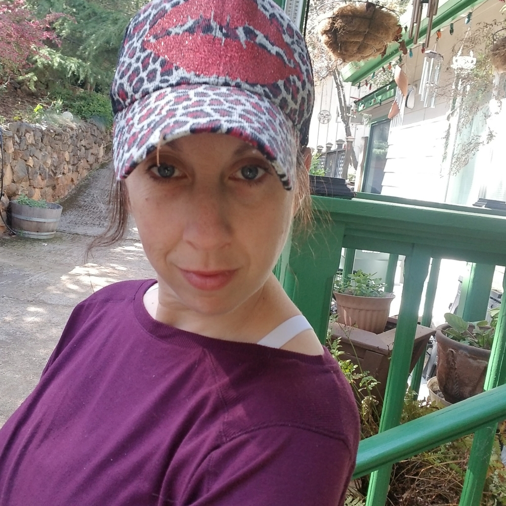 💋Trucker hat with animal print and red lips.💋